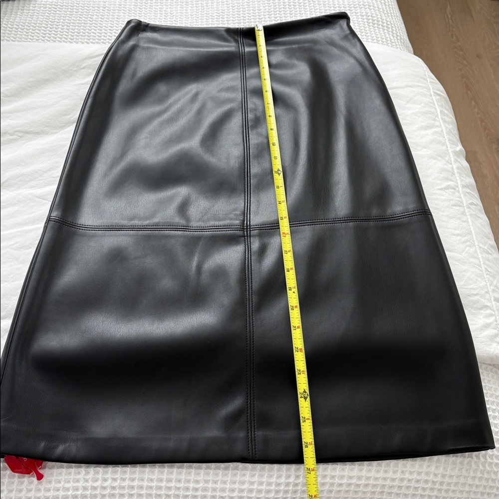 Ellie Tahari faux leather skirt. Sz 4
